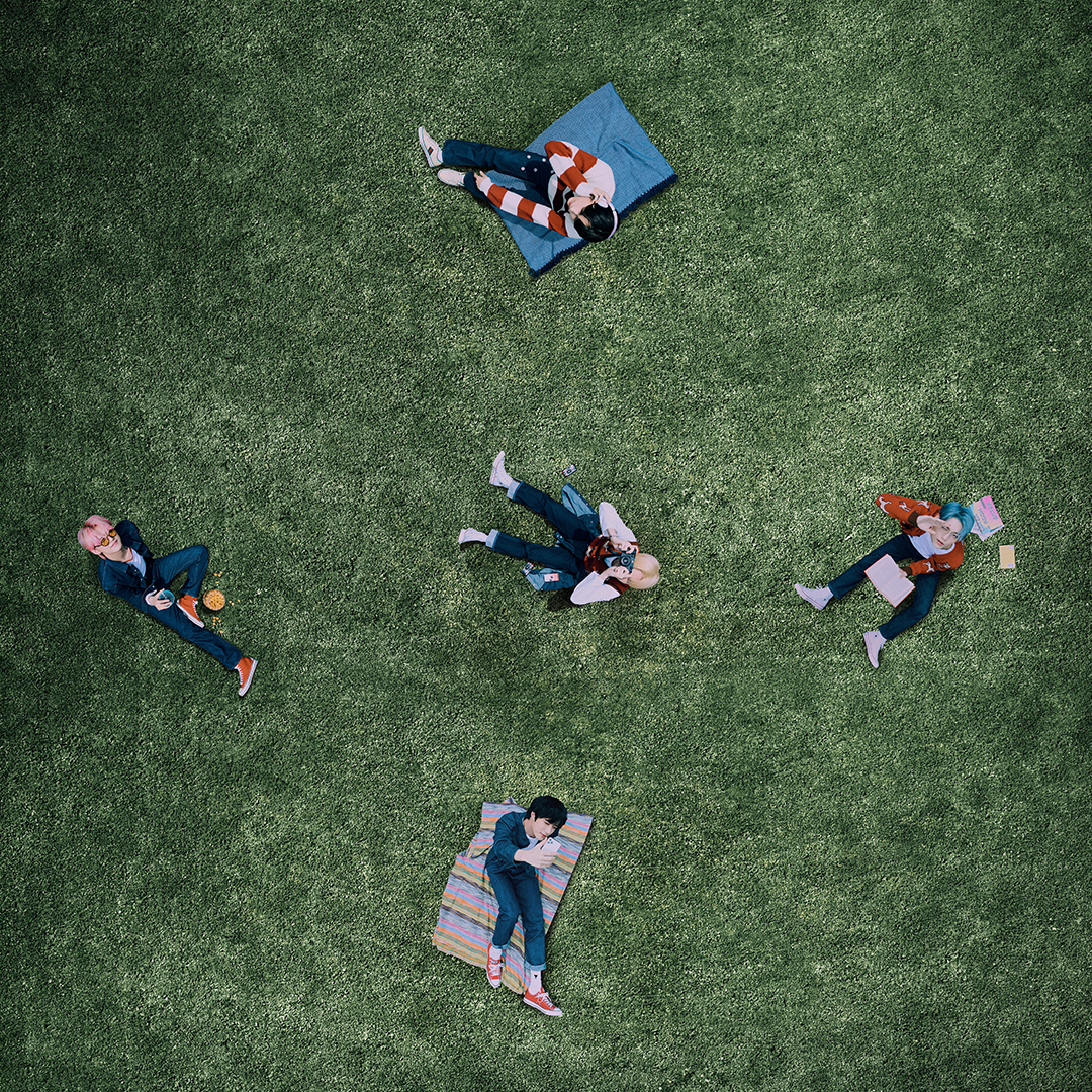 AR-Group; Photo of TOMORROW X TOGETHER.