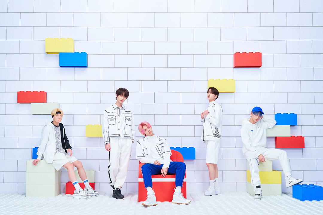 VR-Group; Photo of TOMORROW X TOGETHER.