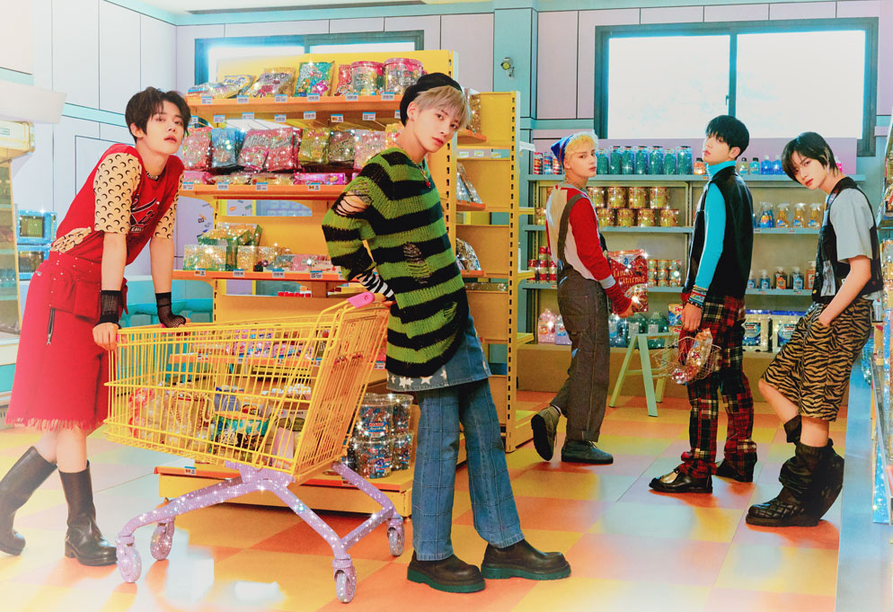 TOMORROW X TOGETHER's Photo'