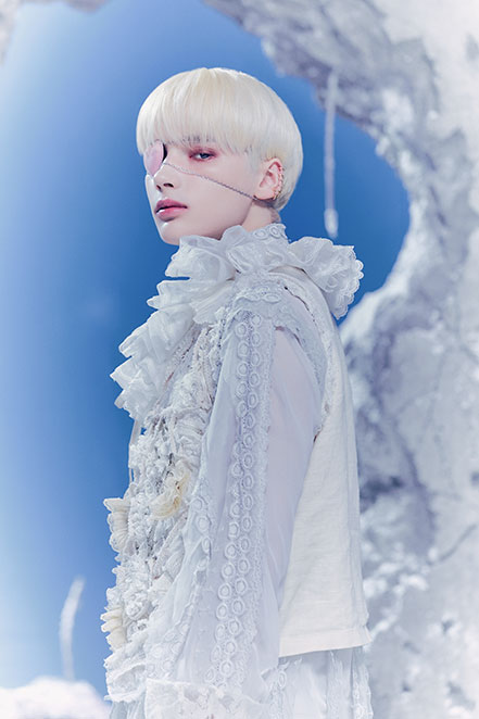 TOMORROW X TOGETHER 멤버 휴닝카이의 사진입니다.