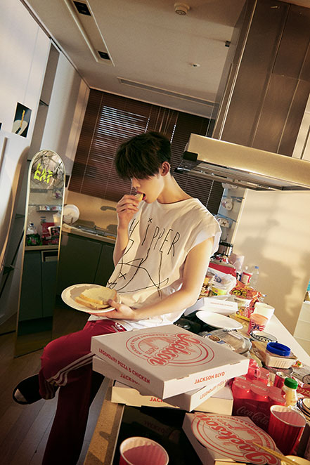 TOMORROW X TOGETHER 멤버 연준의 사진입니다.